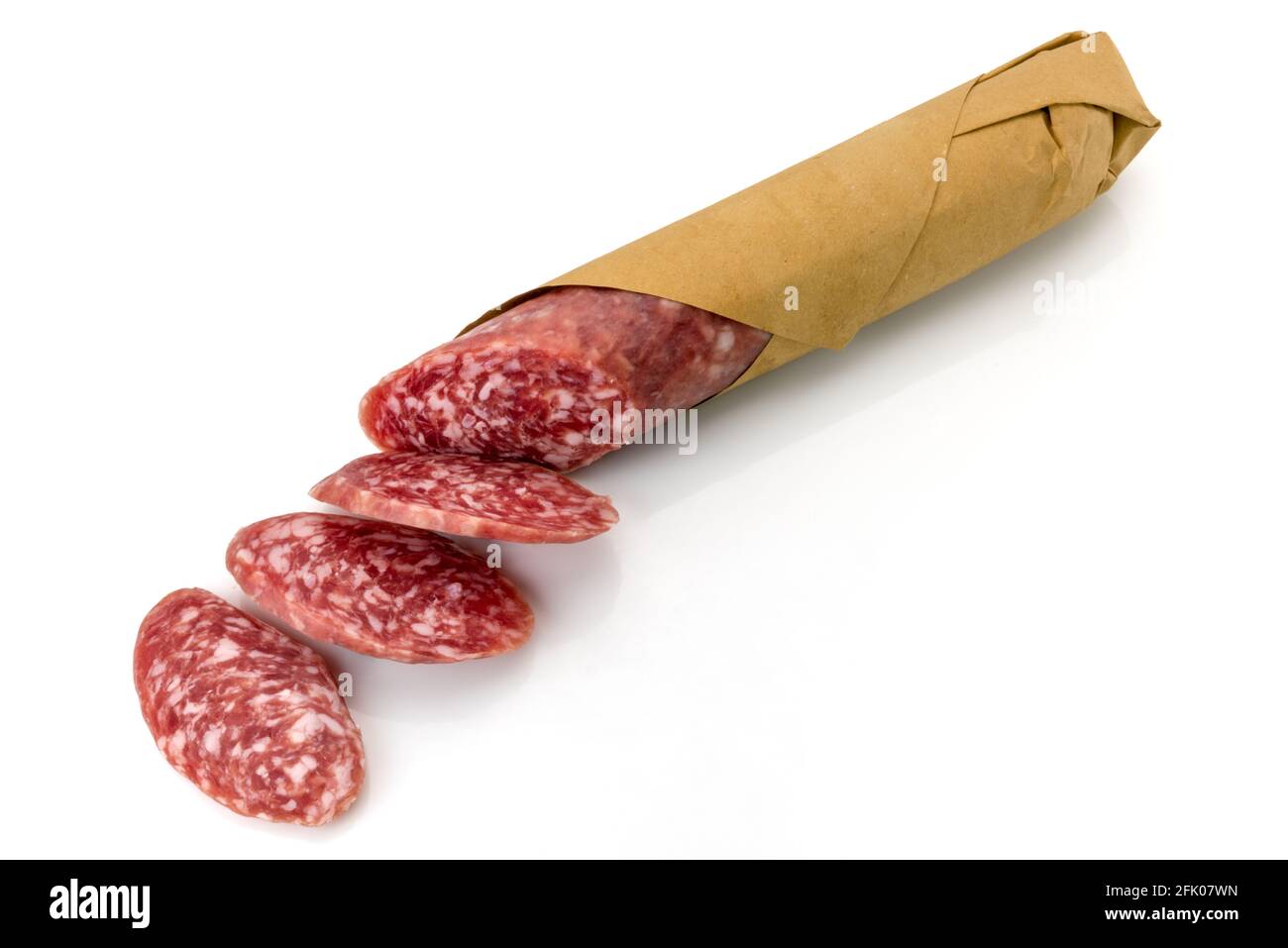 Italienische Salami, ganze Wurst geschnitten in Metzgerpapier mit Scheiben eingewickelt, isoliert auf weiß Stockfoto