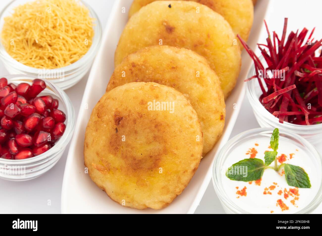 Köstliches Indisches Street Food Aloo Tikki, Auch Bekannt Als Alu Ki Tikkia Ist Gewürzt Gekochte Kartoffelpüree Oder Patties Serviert Mit Dahi Chat Masala An Stockfoto