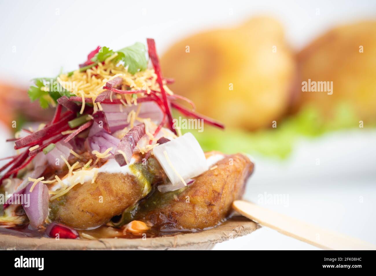 Detaillierte Coseup Von Chaat Snacks Aloo Tikki Auch Bekannt Als Alu Ki Tikkia Gekochte Kartoffelpüree Oder Patties Serviert Mit Imli Dhaniya Pudina Green Ch Stockfoto