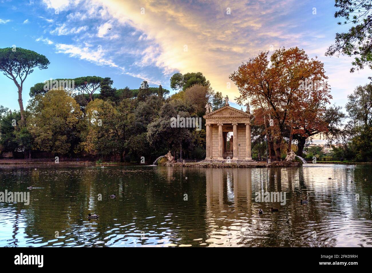 Der Aesculapius-Tempel aus dem 18. Jahrhundert, die Gärten der Villa Borghese, Rom, Latium, Italien, Europa Stockfoto