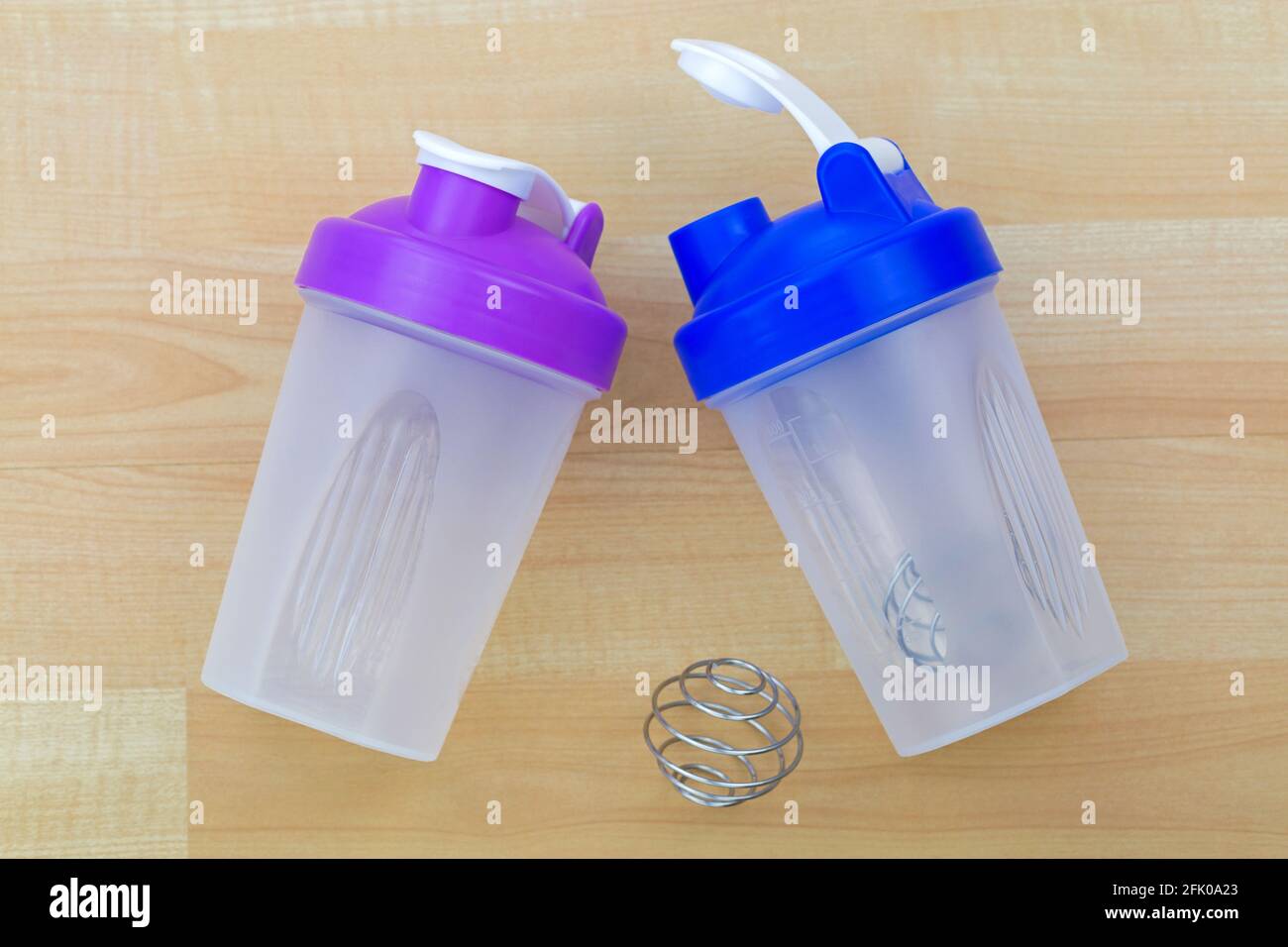 Kunststoff Flasche Protein-Shake-Mixer mit Metall-Shaker Spiral-Feder-Kugel  zu mischen, auf Holzhintergrund Stockfotografie - Alamy