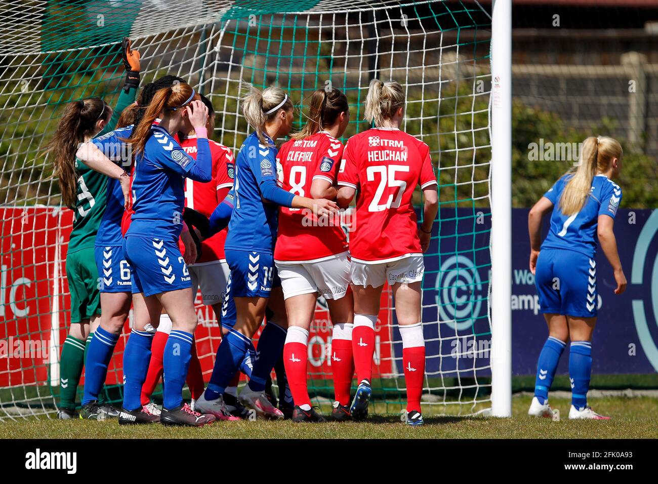 DARTFORD, Großbritannien, APRIL 25: Eine überfüllte sechs-Meter-Box während der FA Women's Championship zwischen Charlton Athletic Women und Durham Women bei VCD Athll Stockfoto