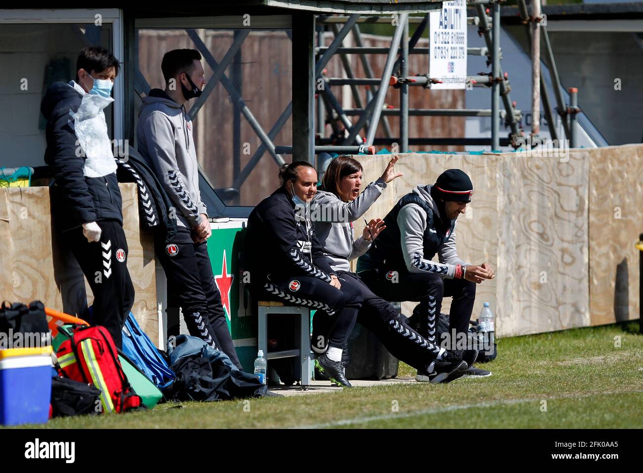 DARTFORD, Großbritannien, APRIL 25: Karen Hill, Managerin von Charlton Athletic Women während der FA Women's Championship zwischen Charlton Athletic Women und Stockfoto