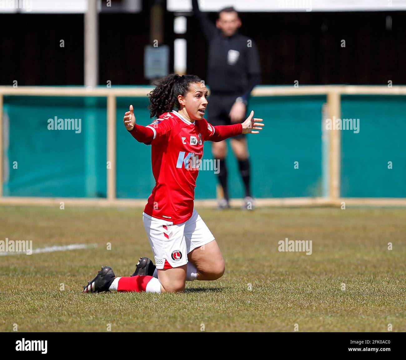 DARTFORD, Großbritannien, 25. APRIL: Jess King of Charlton Athletic Women ruft während der FA Women's Championship zwischen Charlton Athletic für das Foul auf Stockfoto