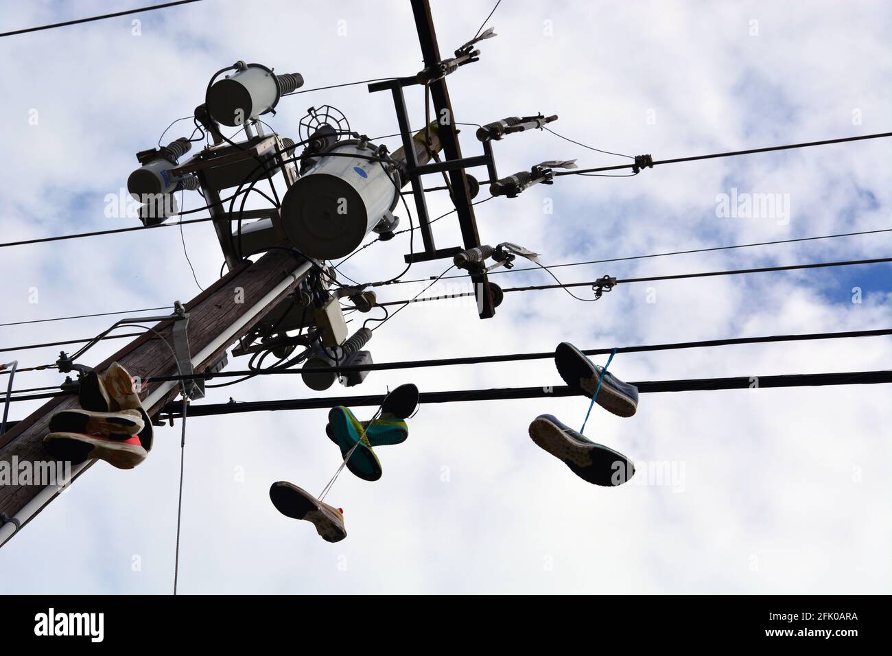 Laufschuhe baumeln von den Stromleitungen vor einem Laufschuhladen in Raleigh, North Carolina. Stockfoto