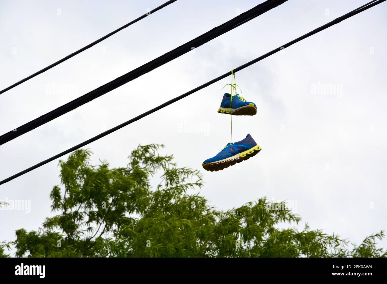 Laufschuhe baumeln von den Stromleitungen vor einem Laufschuhladen in Raleigh, North Carolina. Stockfoto