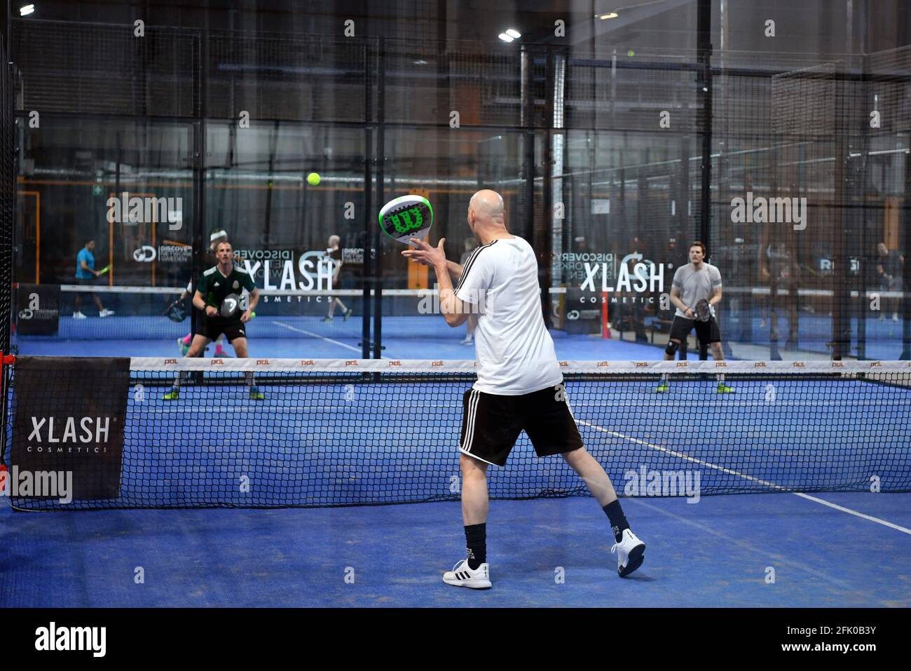 Padel ist ein Schlägersport, der die Elemente Tennis, Squash und Badminton kombiniert. Padel ist der am schnellsten wachsende Sport der Welt. . Ein Mann, der Padel spielt. Foto: Anders Wiklund / TT / Code 10040 Stockfoto