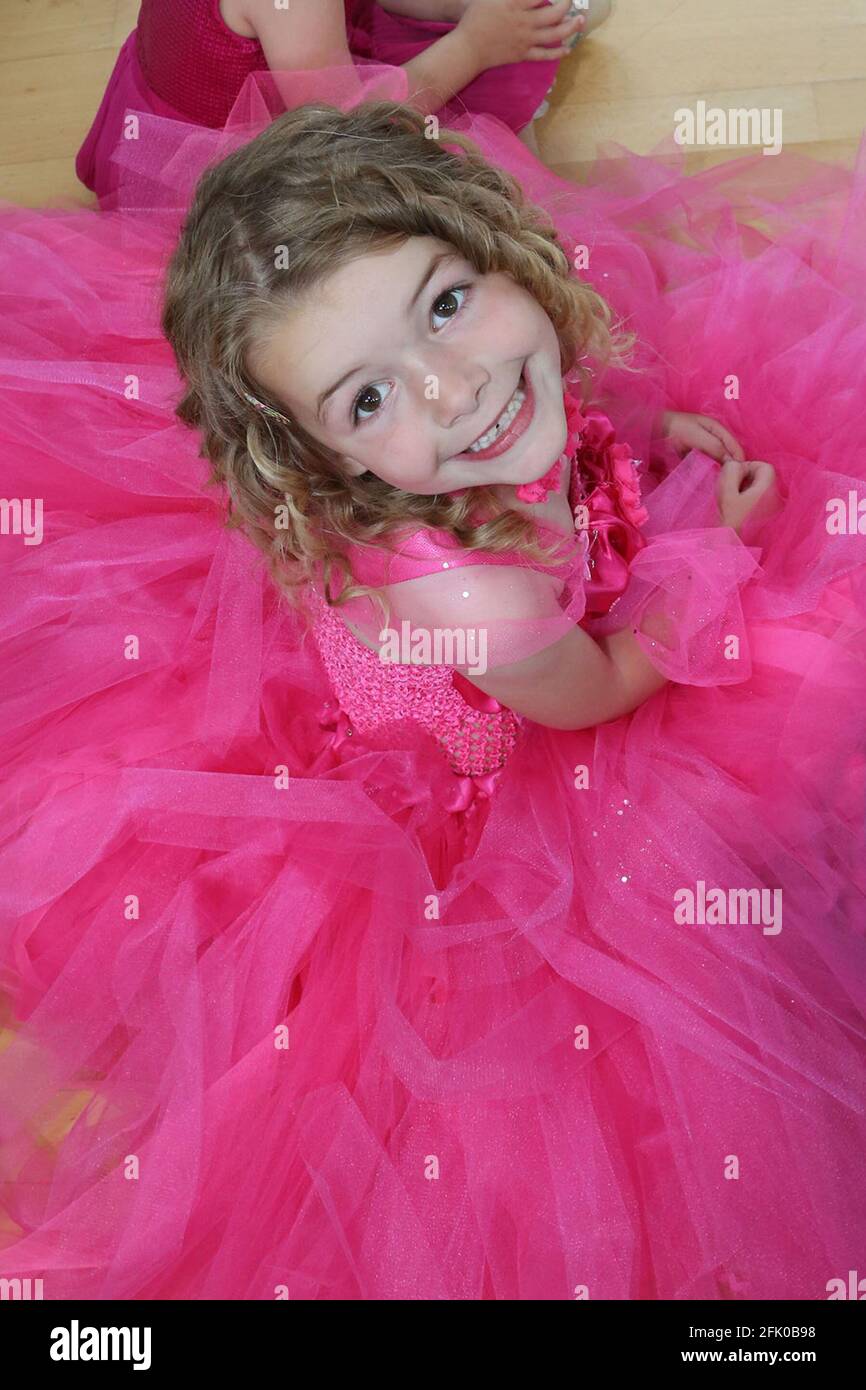 Braehead Primary, Ayr, Ayrshire, Schottland, Großbritannien. Early Learning Center Superhero Tag ziemlich in rosa Elizabeth Christie Stockfoto