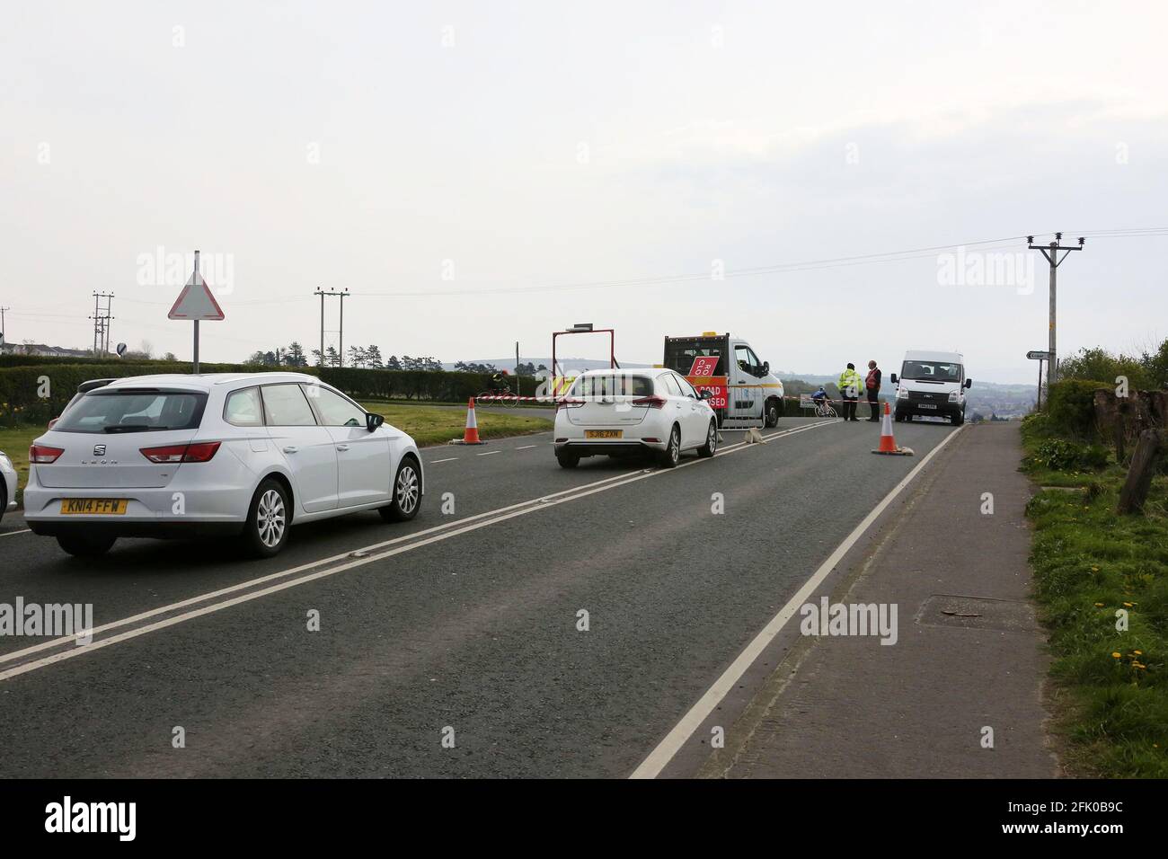 Road Race, Cumnock, Ayrshire, Schottland. 30. April 2017. Ein Radrennen in Cumnock schloss für ein paar Stunden alle Straßen in die Stadt ab Es gab keine Vorwarnung vor der Schließung, bis der Verkehr hier an der Kreuzung der B7083 & Rigg Road auf den Straßenblock traf Stockfoto