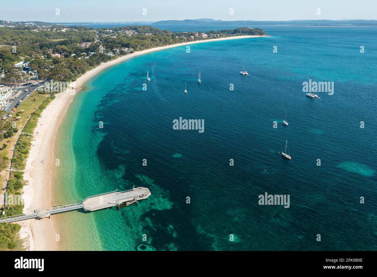 Luftaufnahme von Shoal Bay und Kai mit Blick nach Westen über das Wasser von Port Stephens, Australien. Stockfoto