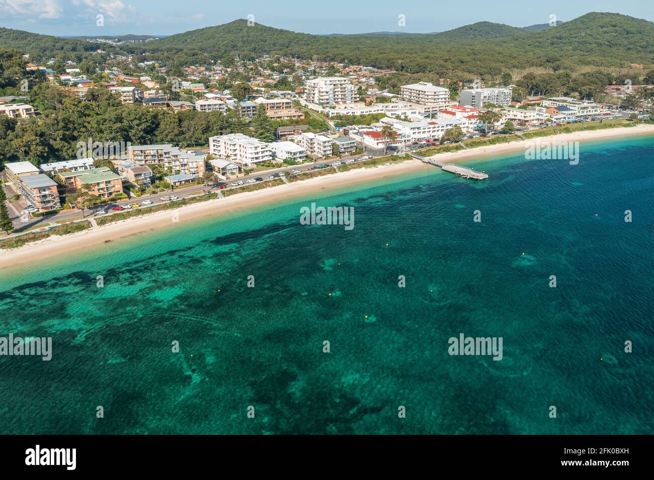 Luftaufnahme von Shoal Bay, dem Ufer, der Anlegestelle und dem Stadtzentrum mit dem Wasser von Port Stephens, Australien. Stockfoto