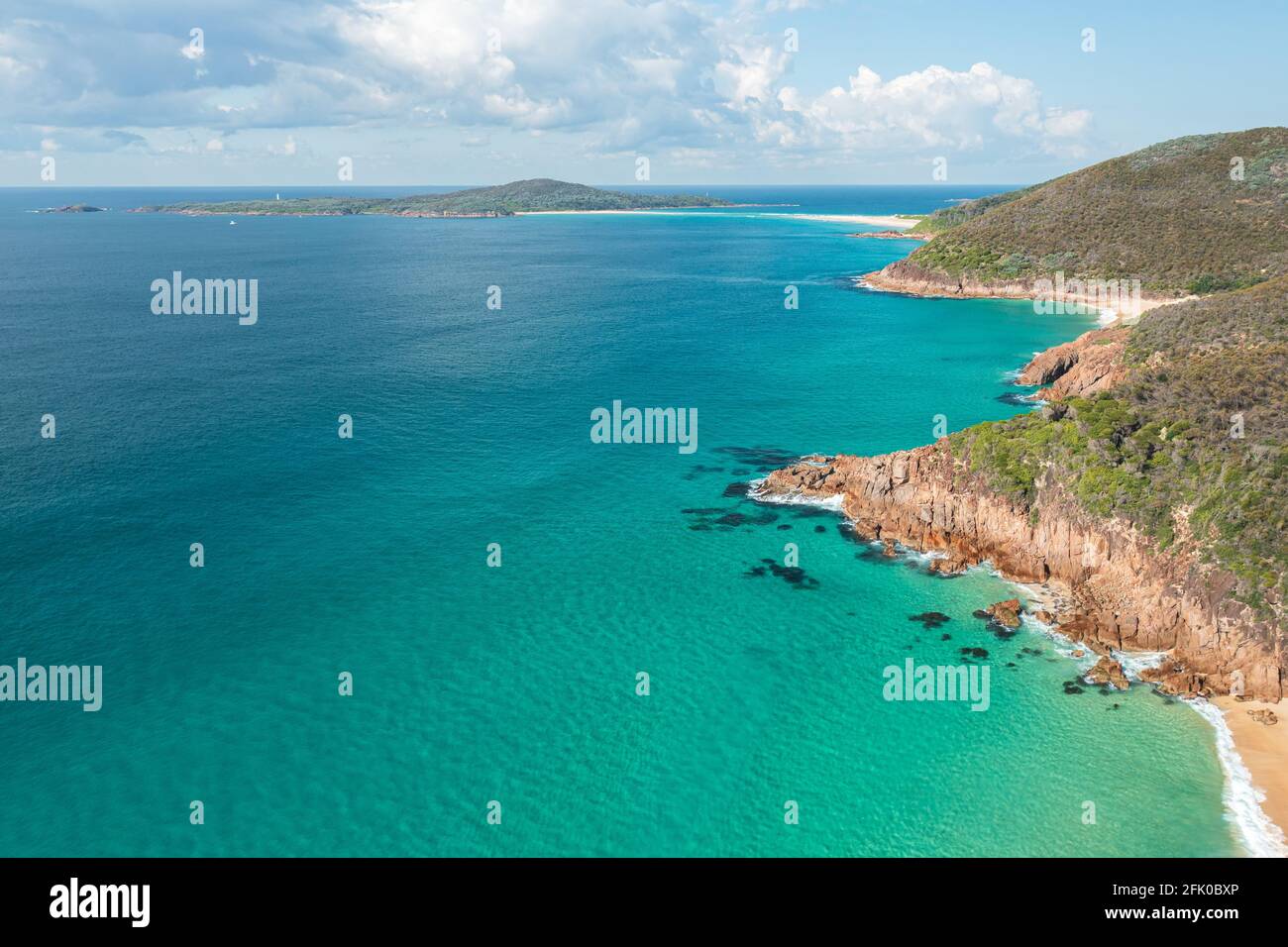 Luftaufnahme von Zenith Beach und Shark Island mit dem wunderschönen Aqua-Meer von Port Stephens, Australien. Stockfoto