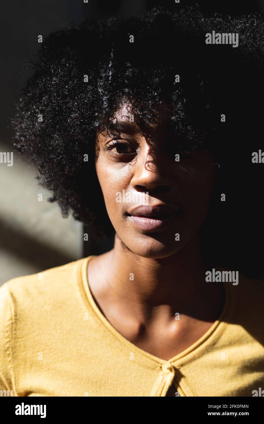 Porträt einer afroamerikanischen Frau, die hoch in die Kamera schaut Kontrastierende Innenausstattung Stockfoto