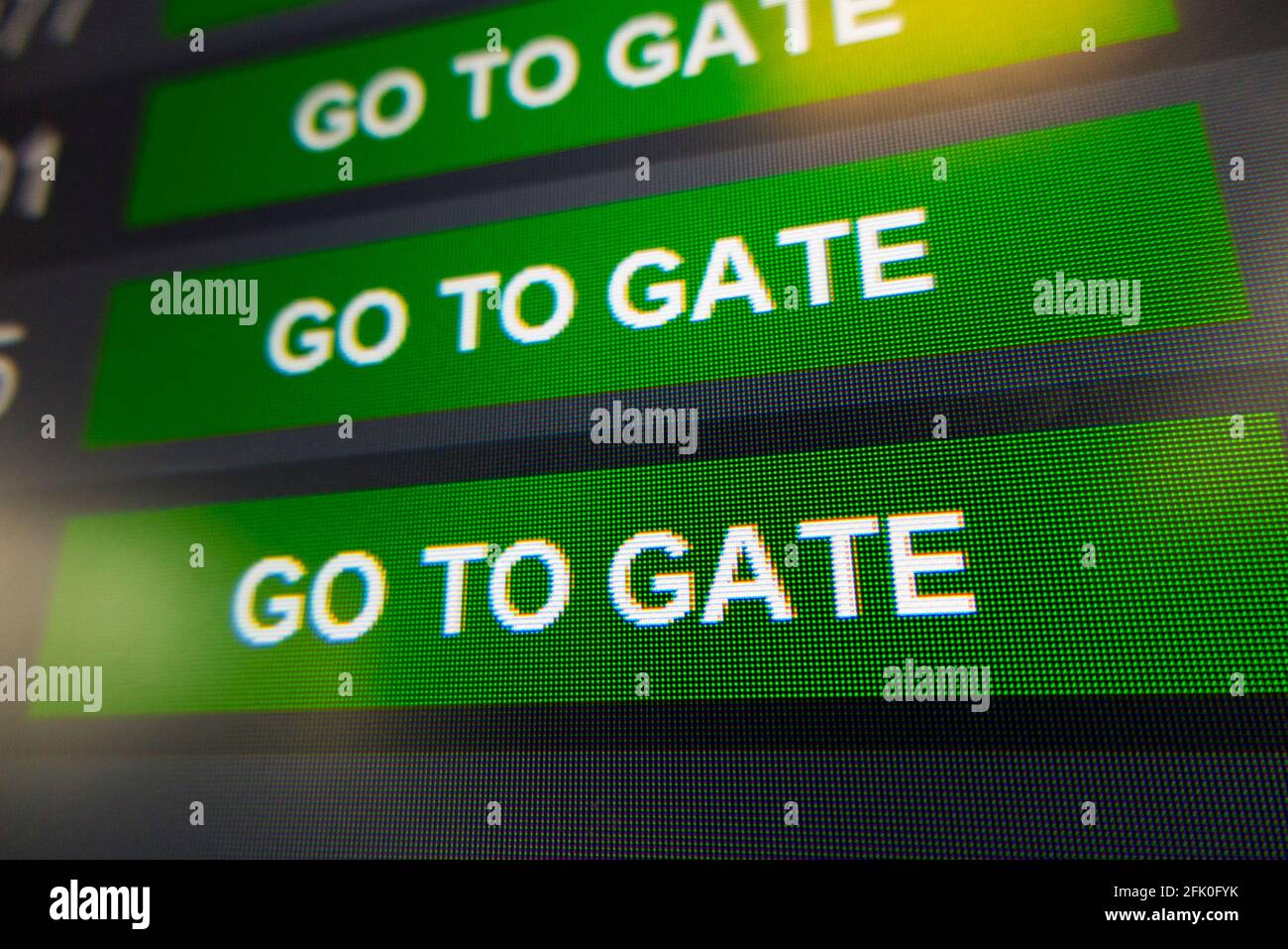 Abfluganzeige-Bildschirm mit der Nachricht zum Abflug Go to Gate, in der Abflughalle des / am Flughafen Genf / Genf, Cointrin, Schweiz. (101) Stockfoto