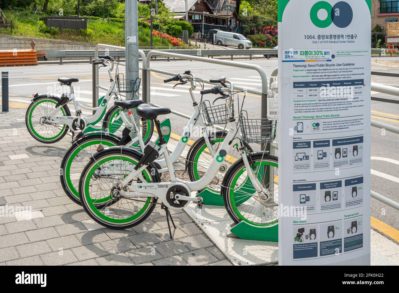 Seoul, Südkorea - April 2021: Ttareungi, Seoul, öffentliches Fahrrad und Benutzerrichtlinien. Stockfoto