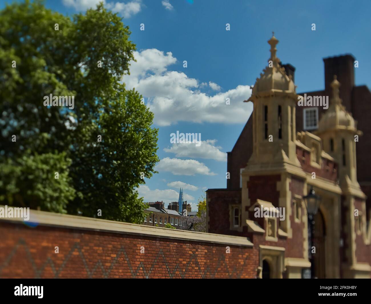 Traumhafter Blick auf die verzierten Ziegelwände des Lincoln’s Inn Felder über Fragmente eines Londoner Himmels bis zum Fata Morgana Shard am fernen Horizont Stockfoto