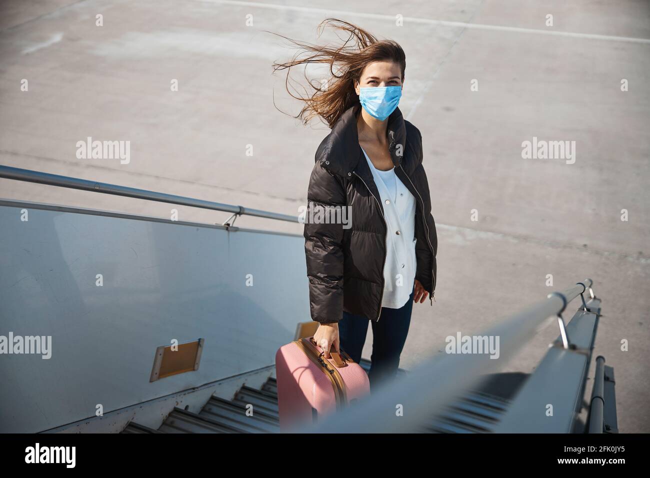 Weibliche Touristen, die an einem windigen Tag unordentliche Haare hatten Stockfoto