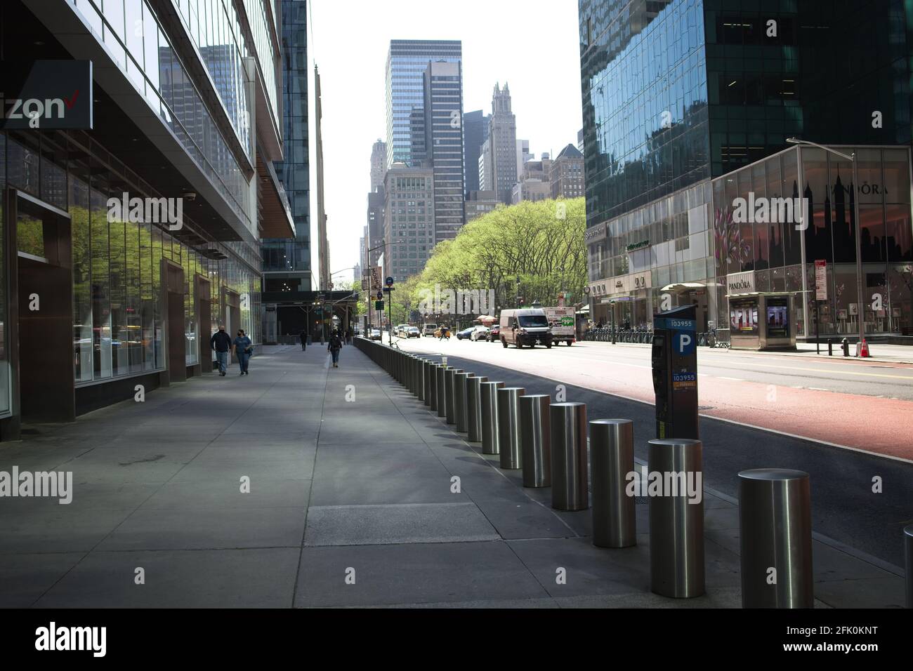 New York, NY, USA - 26. Apr 2021: Poller entlang des Bürgersteiges auf der West 42nd Street, die am frühen Morgen gesehen werden Stockfoto