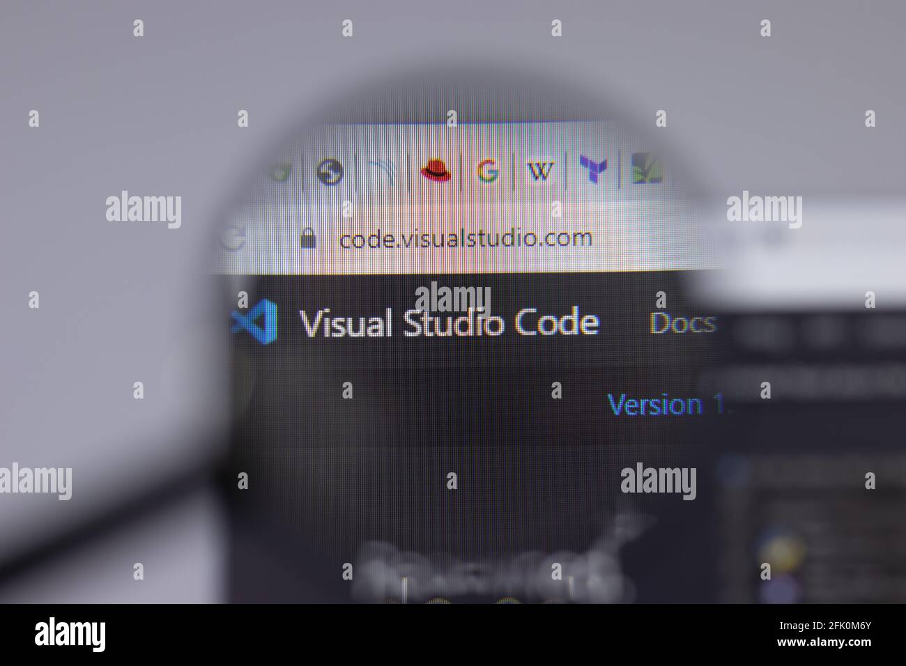 New York, USA - 26. April 2021: Visual Studio Code Logo close-up auf Website-Seite, illustrative Editorial Stockfoto