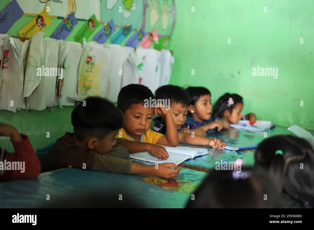 Indigene Maya-Kinder im Kindergarten in San Antonio Palopo, Solola, Guatemala. Stockfoto