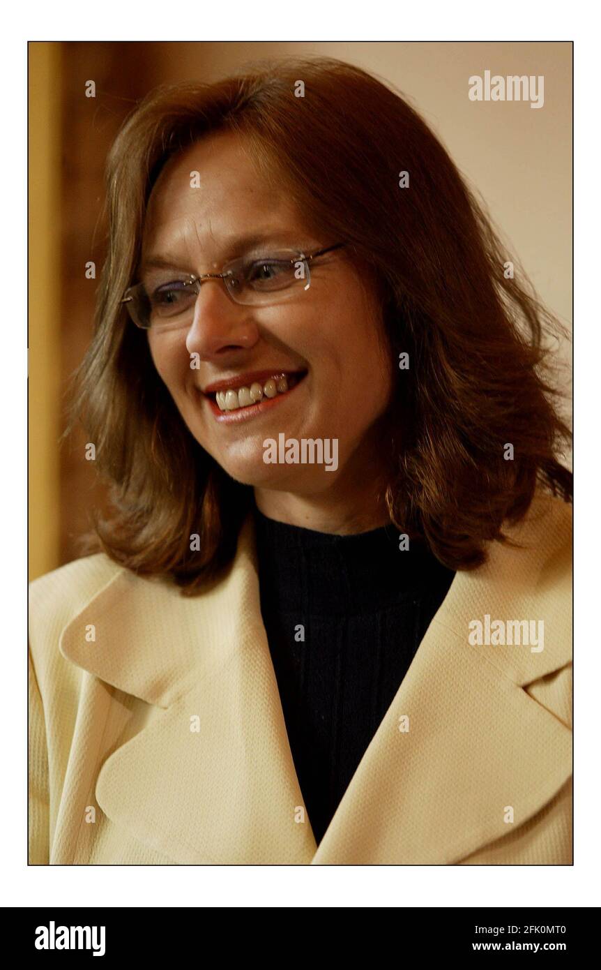 Clair Williams, der Superintendent Registrar, der die standesamtliche Zeremonie des Prinzen von Wales und von Frau Camilla Parker Bowles durchführen wird, wurde der Presse in der Windsor Guildhall überreicht, wo die Zeremonie stattfinden wird.Bild David Sandison 23/3/2005 Stockfoto