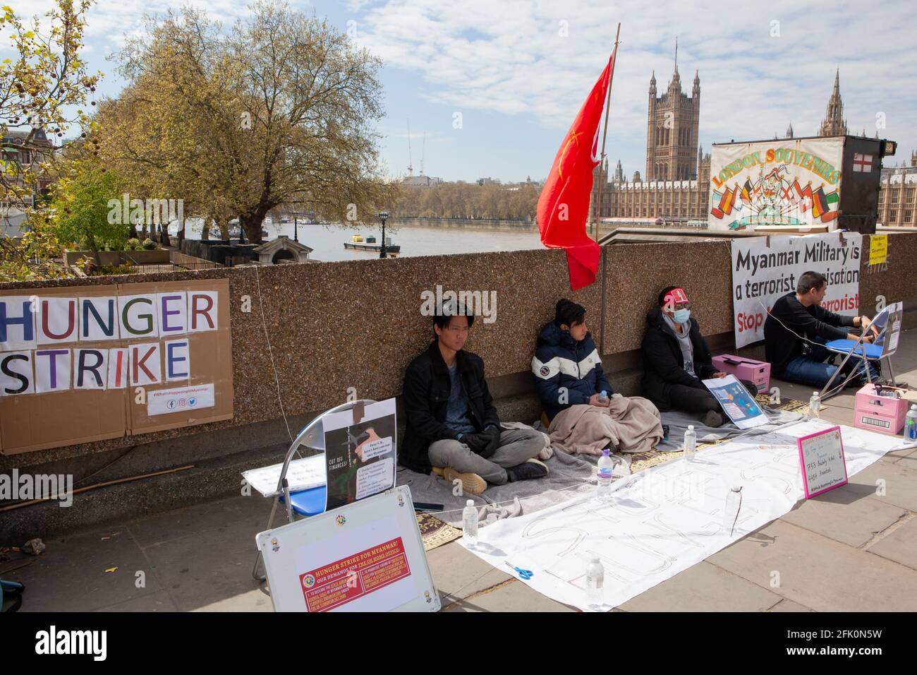 London, Großbritannien, 27. April 2021: An der Westminster Bridge sind Aktivisten am 4. Tag eines Hungerstreiks, in dem sie Maßnahmen gegen die Regierung von Myanmar fordern, wo ein Militärputsch stattgefunden hat und Demonstranten angeschossen und verletzt werden. Anna Watson/Alamy Live News Stockfoto