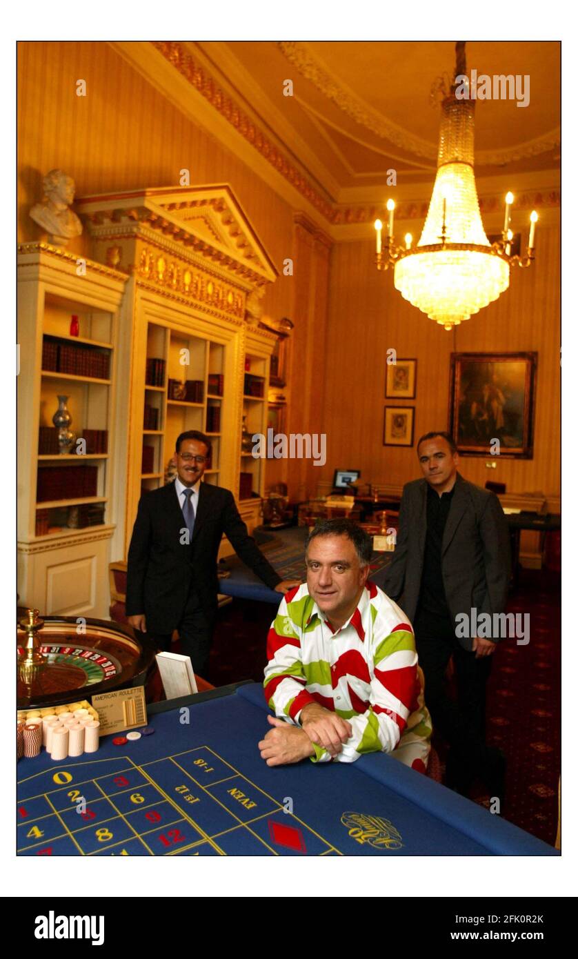 Casino 50 St James st. Miteigentümer Robert Earl mit (lt to rt) Salvatore Calabresse(bar), Jean-Georges Vongerichten(Rest)pic David Sandison 14/9/2004 Stockfoto