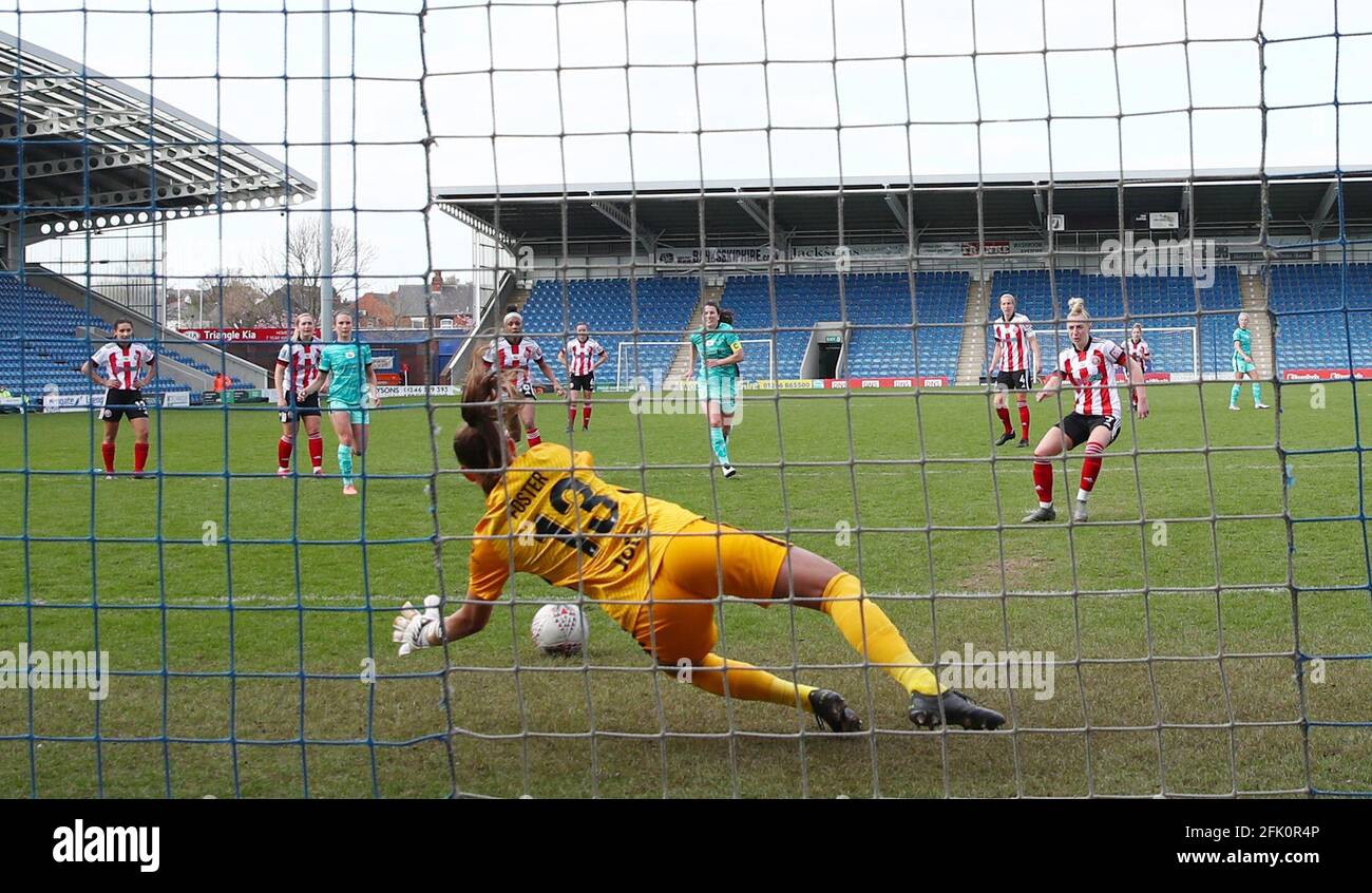 Chesterfield, England, 25. April 2021. Jade Pennock von Sheffield Utd hat ihre Strafe durch Rylee Foster von Liverpool während des Spiels der FA Women's Championship im Technique Stadium, Chesterfield, gerettet. Bildnachweis sollte lauten: Simon Bellis / Sportimage Stockfoto