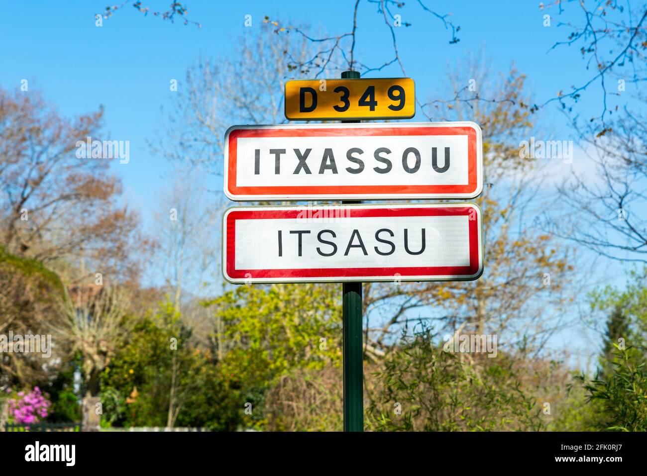 Dorfschild in Itxassou im französischen Baskenland Stockfoto