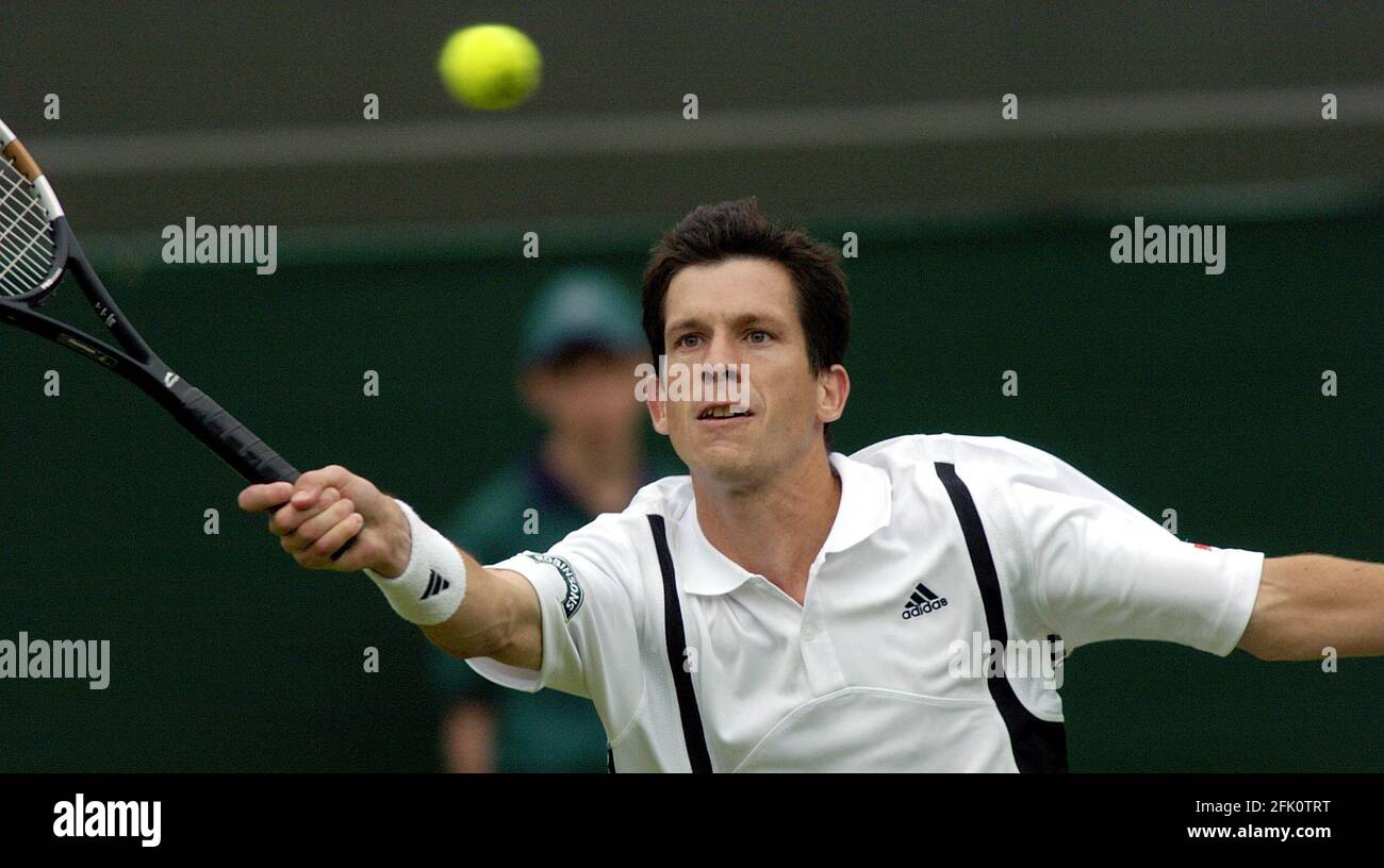 TIM HENMAN WÄHREND SEINES SPIELS MIT RAMIREZ HIDALGO BILD DAVID ASHDOWNTennis Wimbledon Tennis 2004 Stockfoto