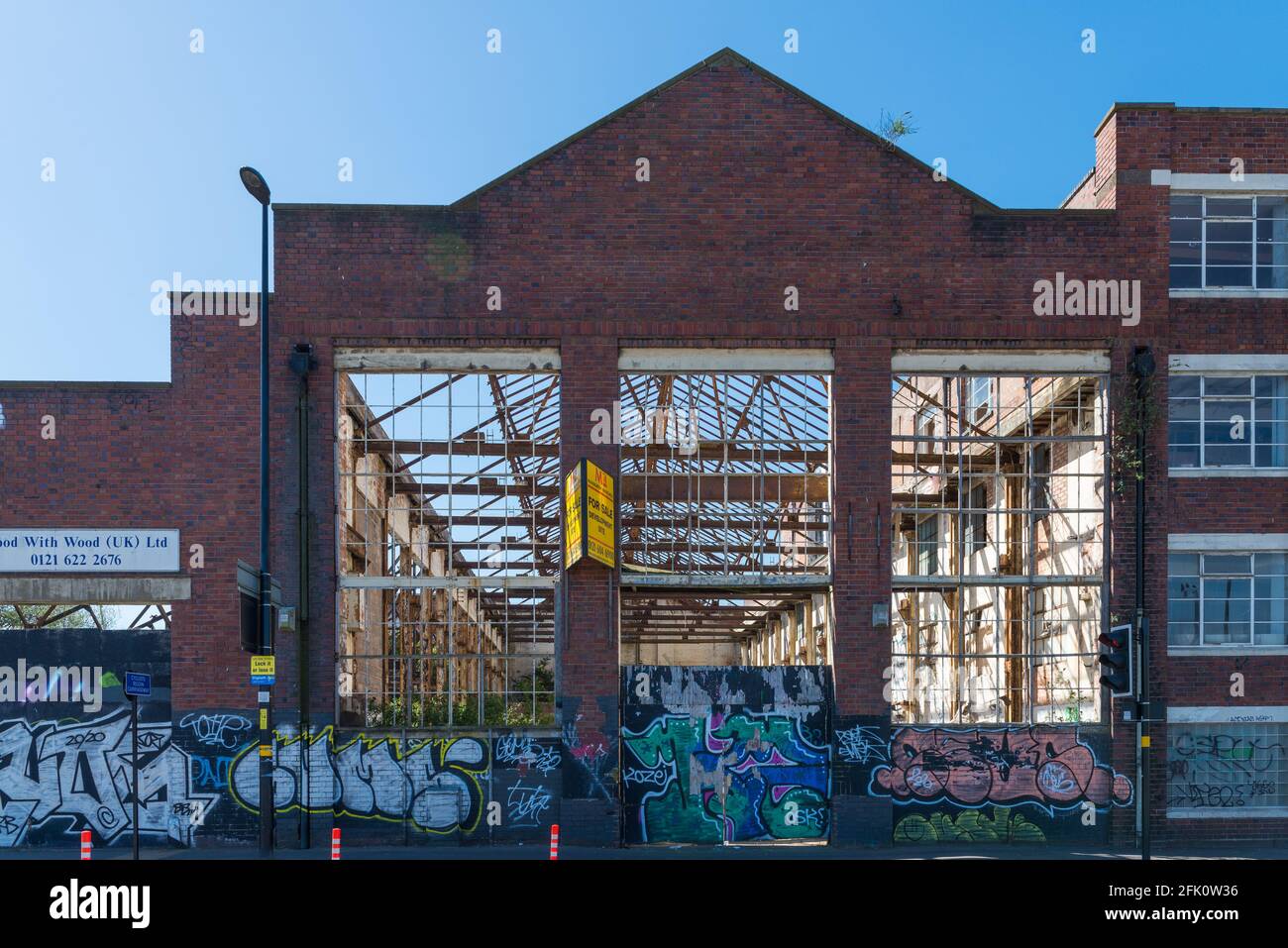 Alte Fabrik mit fehlendem Dach in der Bradford Street, Digbeth, Birmingham, Großbritannien Stockfoto