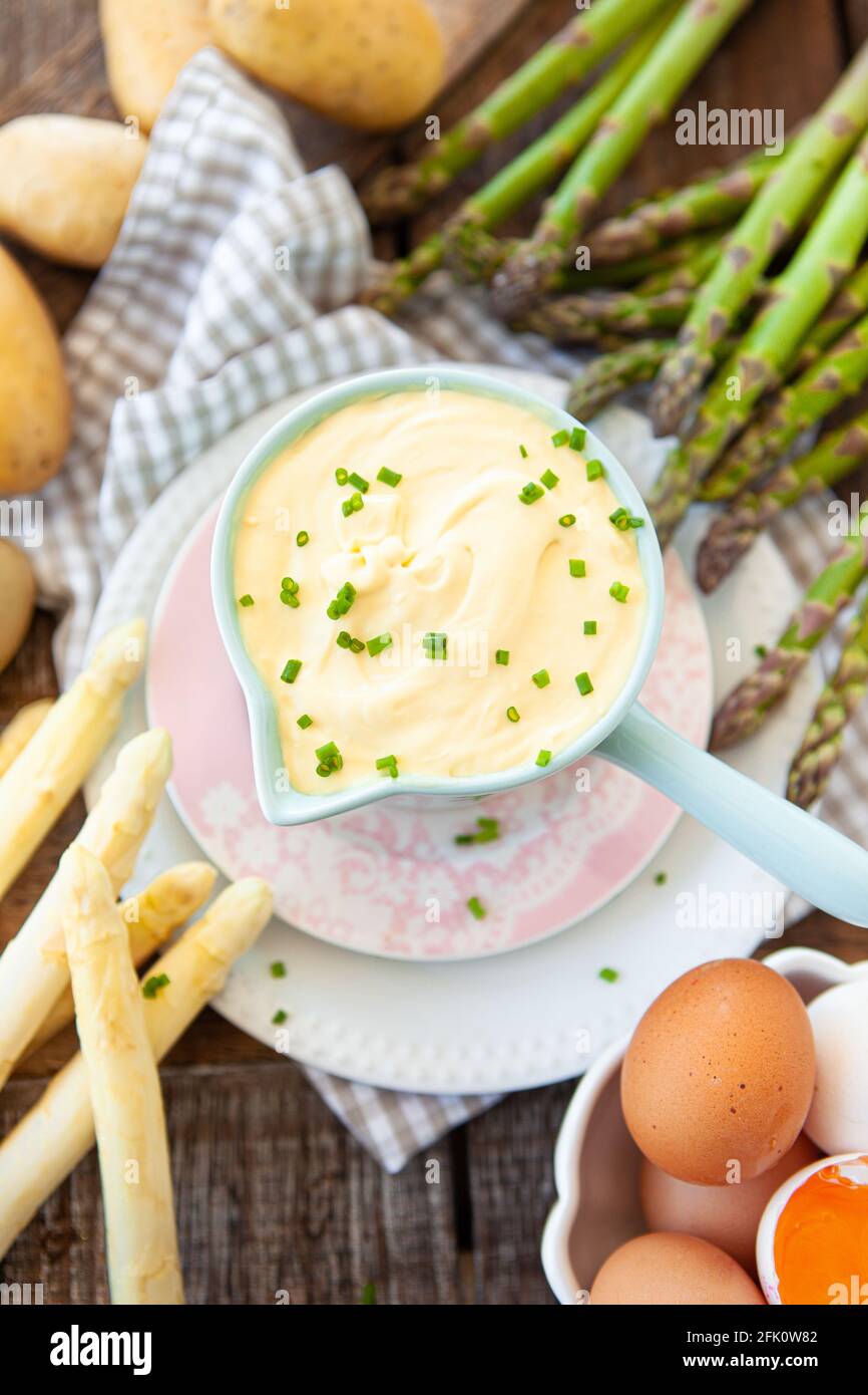 Sauce Hollandaise mit frischem grünem und weißem Spargel Stockfoto