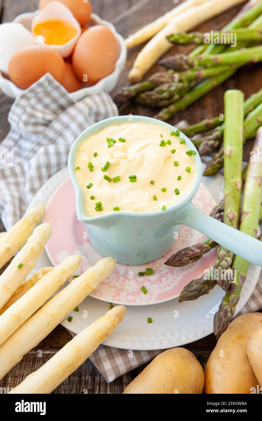 Sauce Hollandaise mit frischem grünem und weißem Spargel Stockfoto