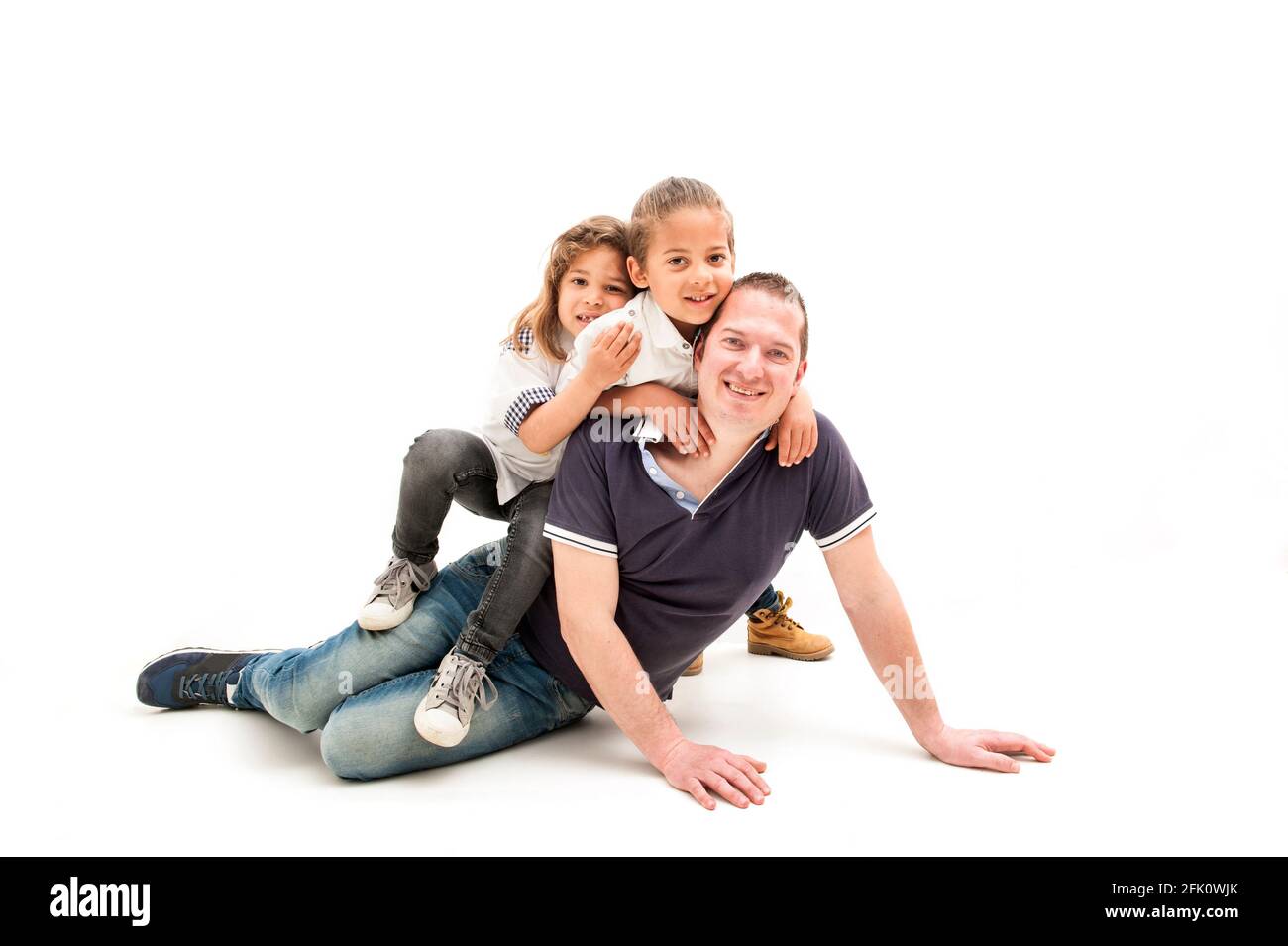 Glücklicher junger kaukasischer Vater, der Spaß mit kleinen multirassischen Kindern hat glücklicher Vater spielt in lustigen Aktivitäten mit kleinen multiethnischen Kindern. Stockfoto