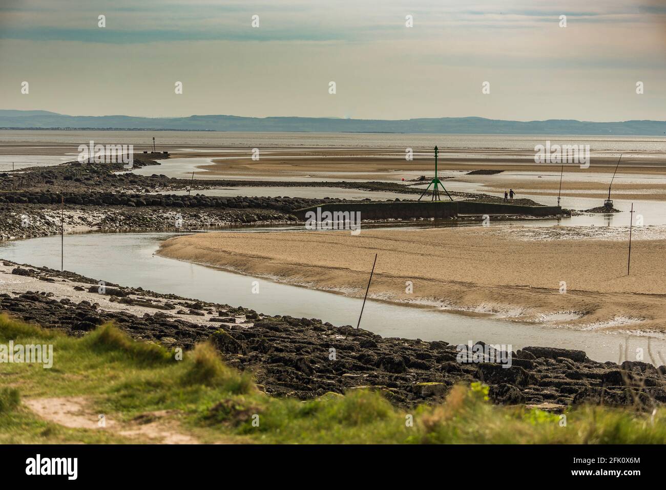 Der Fluss Alt mündet in die Flussmündung des Mersey bei Hightown. Stockfoto