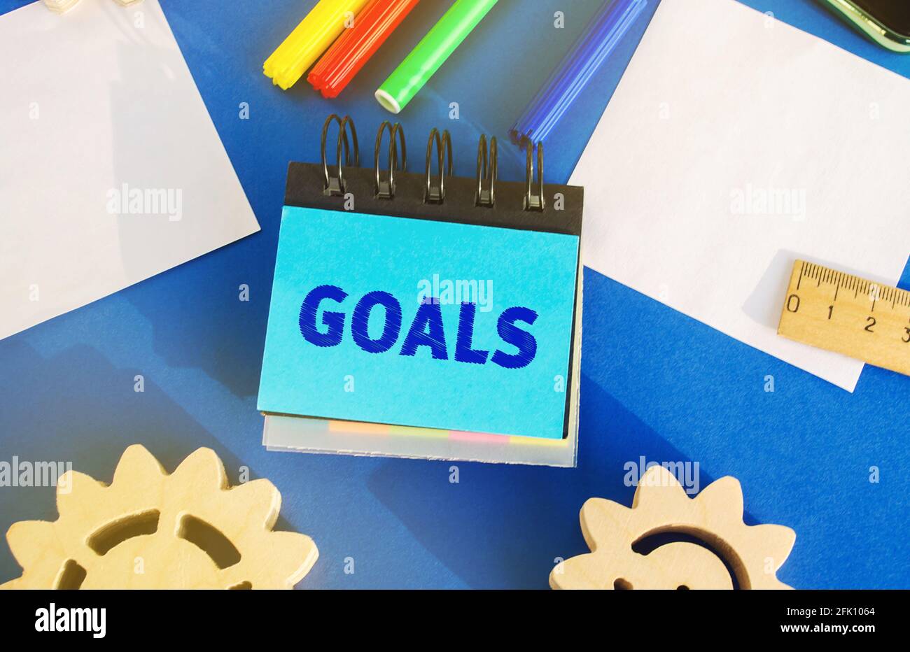 Notizen mit Beschriftung Ziele. Planung, Pläne und Aufgaben. Neue Geschäftsideen. Ziel setzen, Ziel. Motivation, Inspirationskonzept. Zahnräder, Lineal, Markierung Stockfoto