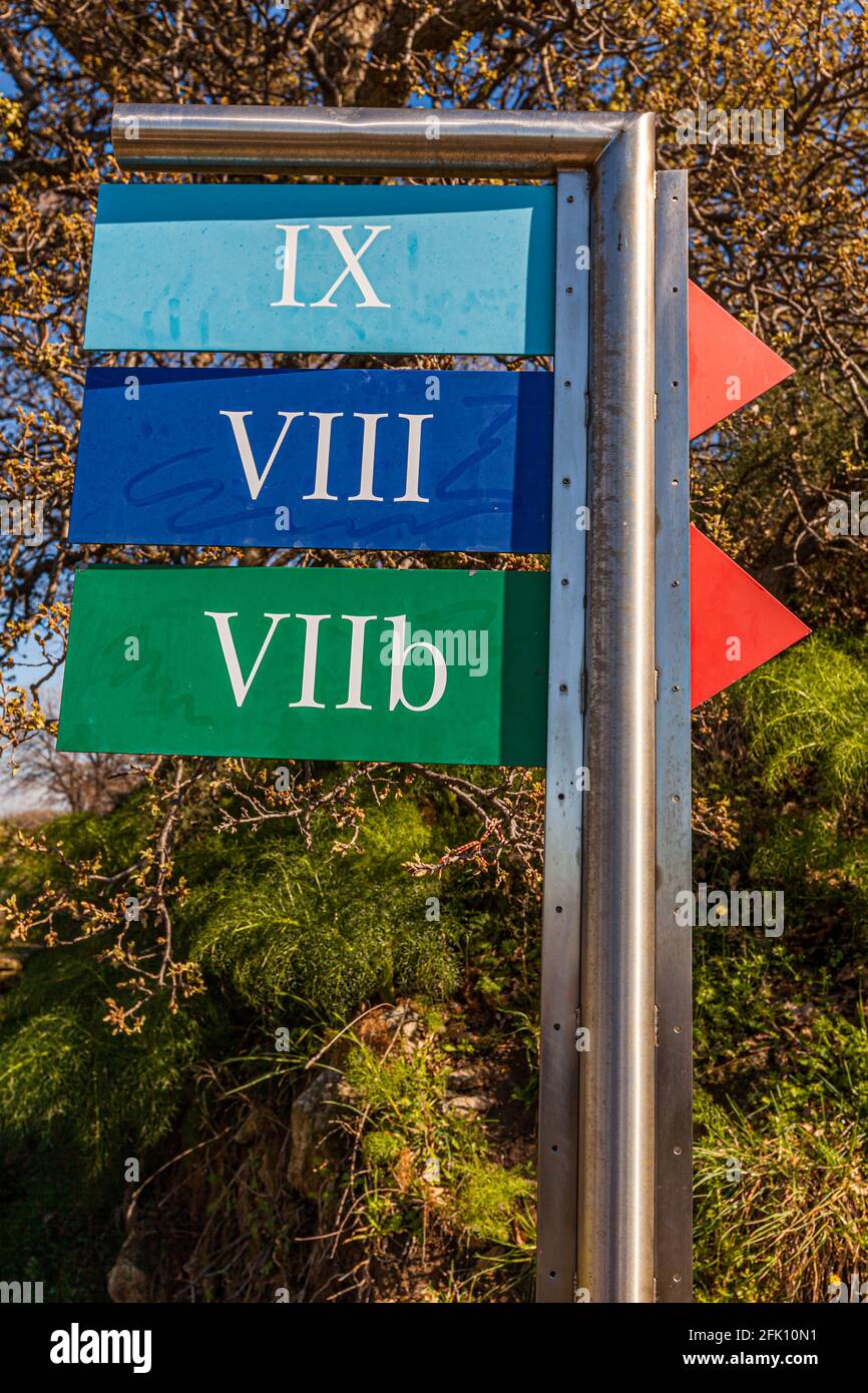 Im Museum des antiken Troia zeigen römische Zahlen den Weg, Fatih, Türkei Stockfoto