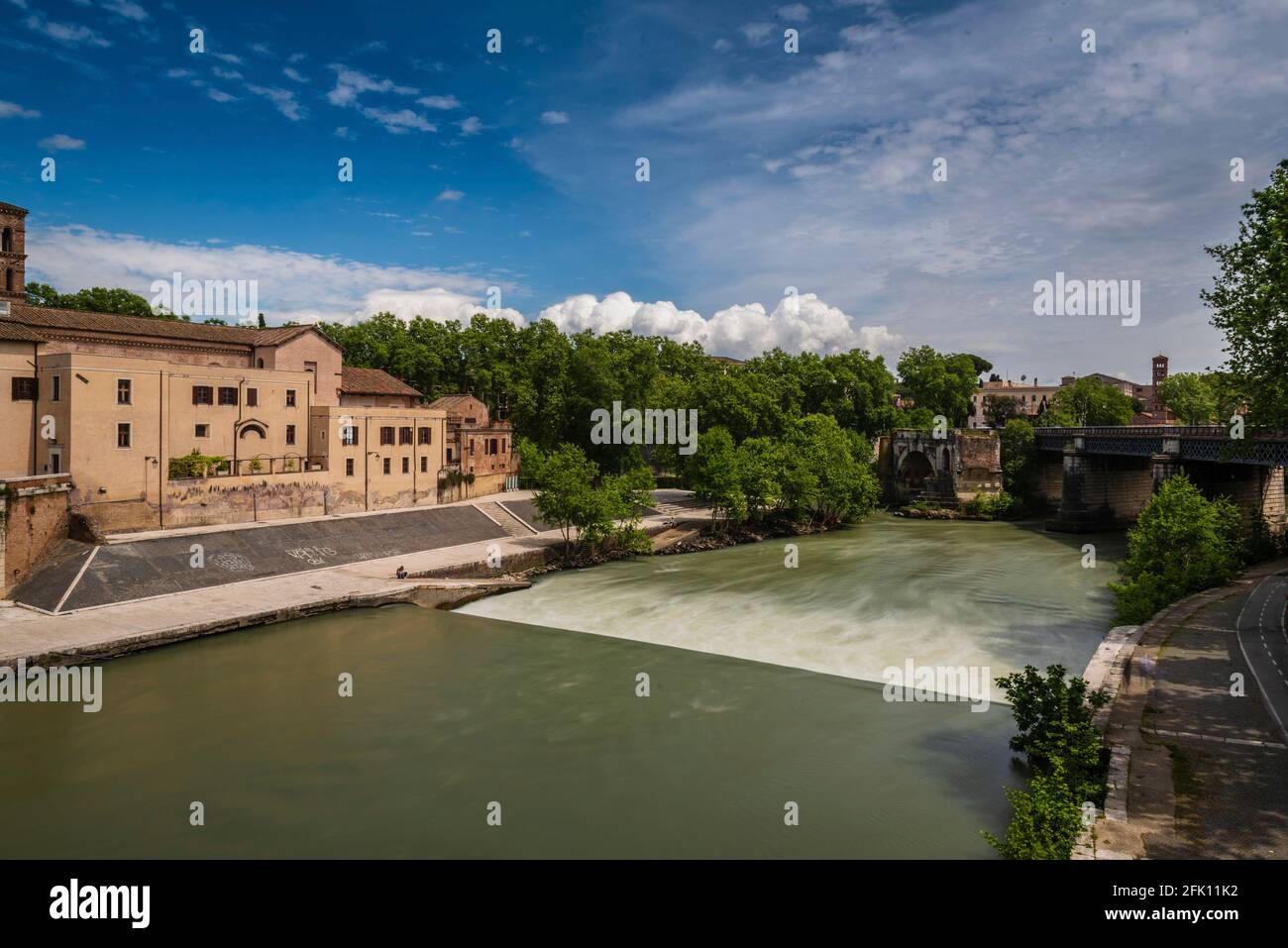 Isola Tiberina Insel Tiber Fluss und Brücke, Rotto, Cestio, Trastevere Bezirk, Basilika St. Bartholomäus auf der Insel, Roma, Latium, Italien, Euro Stockfoto