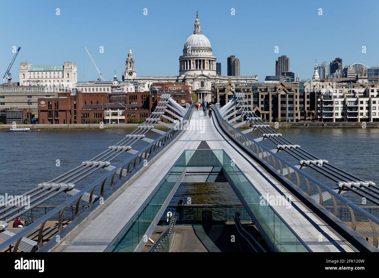 Ein leicht erhöhter Blick über die Millennium Bridge zur St. Pauls Cathedral vom Südufer der Themse In London Stockfoto