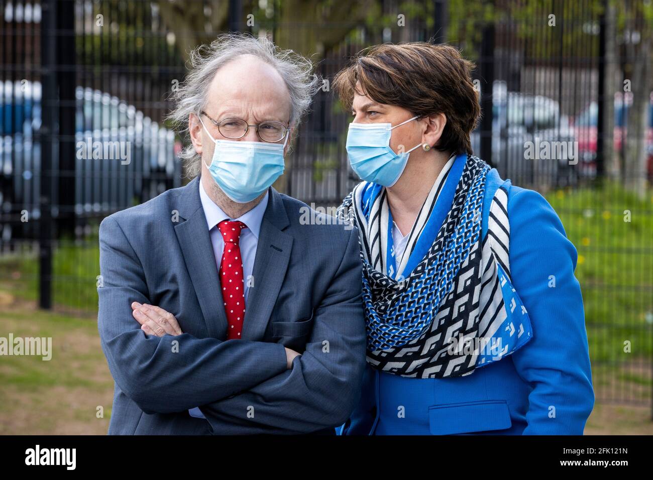 Bildungsminister Peter Weir (links) und First Minster Arlene Foster bei einem Besuch im Hammer Youth Centre in Belfast. Stockfoto