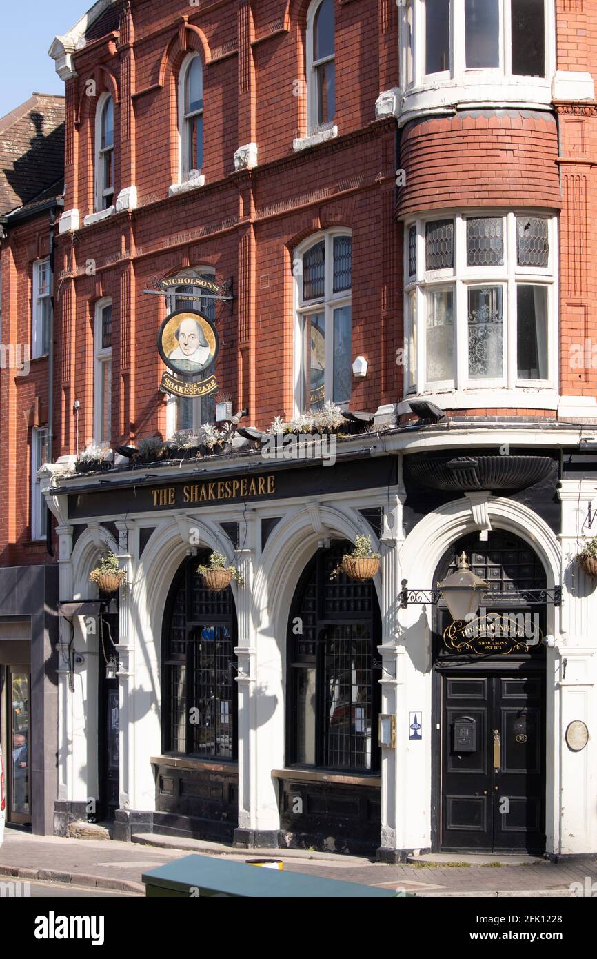 Das Shakespeare Inn liegt an der Ecke Summer Row und Lionel Street, Birmingham. Gegründet 1873. Die nahe gelegene New Central Library beherbergt eine Sammlung von Shakespeare-Büchern und Erinnerungsstücken. Stockfoto