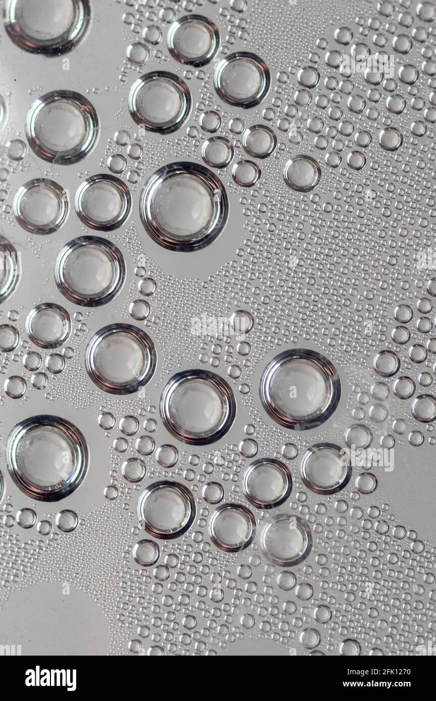Vertikale Aufnahme von Wassertropfen auf dem Glas Stockfoto