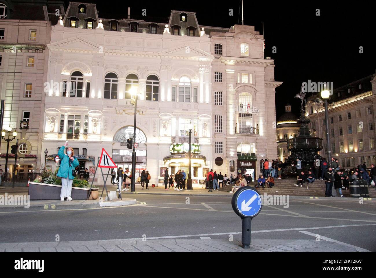 Das Leben in London unter der Woche und am Wochenende, während es geöffnet ist???? Cafes haben überall Tische vor Restaurants das gleiche und jeder versucht vor der dritten Welle einen Kaffee zu trinken oder etwas zu essen??? Ja, bis zum 10. Mai werden sie alles wieder schließen, so als ob etwas passiert.also genießt euch vor der dritten Welle der Dummheit und katastrophalen Folgen für das Land, die Wirtschaft und alle 22/4/2021 Blitzbilder Stockfoto