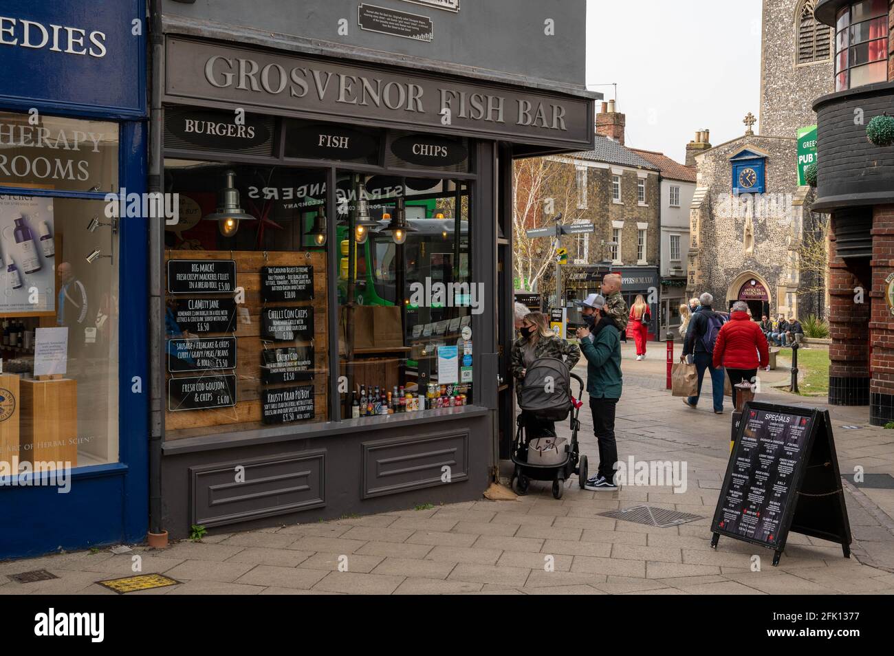 Pottergate Norwich ist ein berühmter Fisch- und Chipshop zum Mitnehmen Leute von der Haustür treten wegen Covid 19 Richtlinien Stockfoto