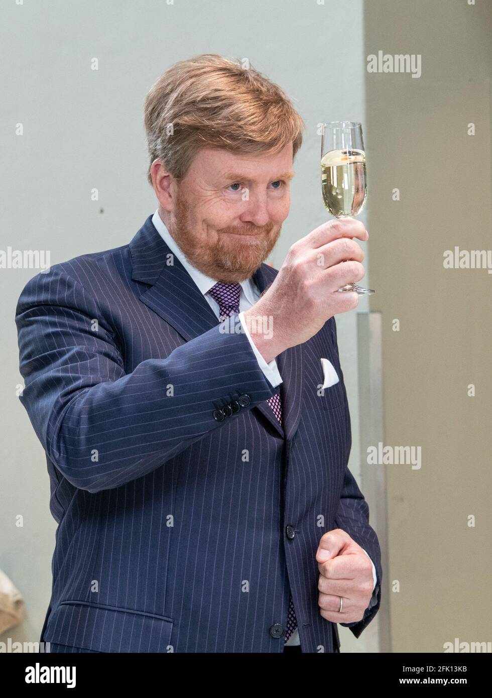 König Willem-Alexander von den Niederlanden auf dem High Tech Campus in Eindhoven, am 27. April 2021, bringt National Toast auf den 54. Geburtstag seiner Majestät und auf die Gesundheit aller, nachdem er Koningsdag (Königstag) gefeiert hat, Sie nehmen an einer speziellen Online- und TV-Sendung Teil, in der sich Brainport Eindhoven anhand des Themas Making KnowledgePhoto: Albert Nieboer / Netherlands OUT / Point De Vue OUT präsentiert Stockfoto König Willem-Alexander von den Niederlanden auf dem High Tech Campus in Eindhoven, am 27. April 2021, bringt National Toast auf den 54. Geburtstag seiner Majestät und auf die Gesundheit aller, nachdem er Koningsdag (Königstag) gefeiert hat, Sie nehmen an einer speziellen Online- und TV-Sendung Teil, in der sich Brainport Eindhoven anhand des Themas Making KnowledgePhoto: Albert Nieboer / Netherlands OUT / Point De Vue OUT präsentiert Stockfoto