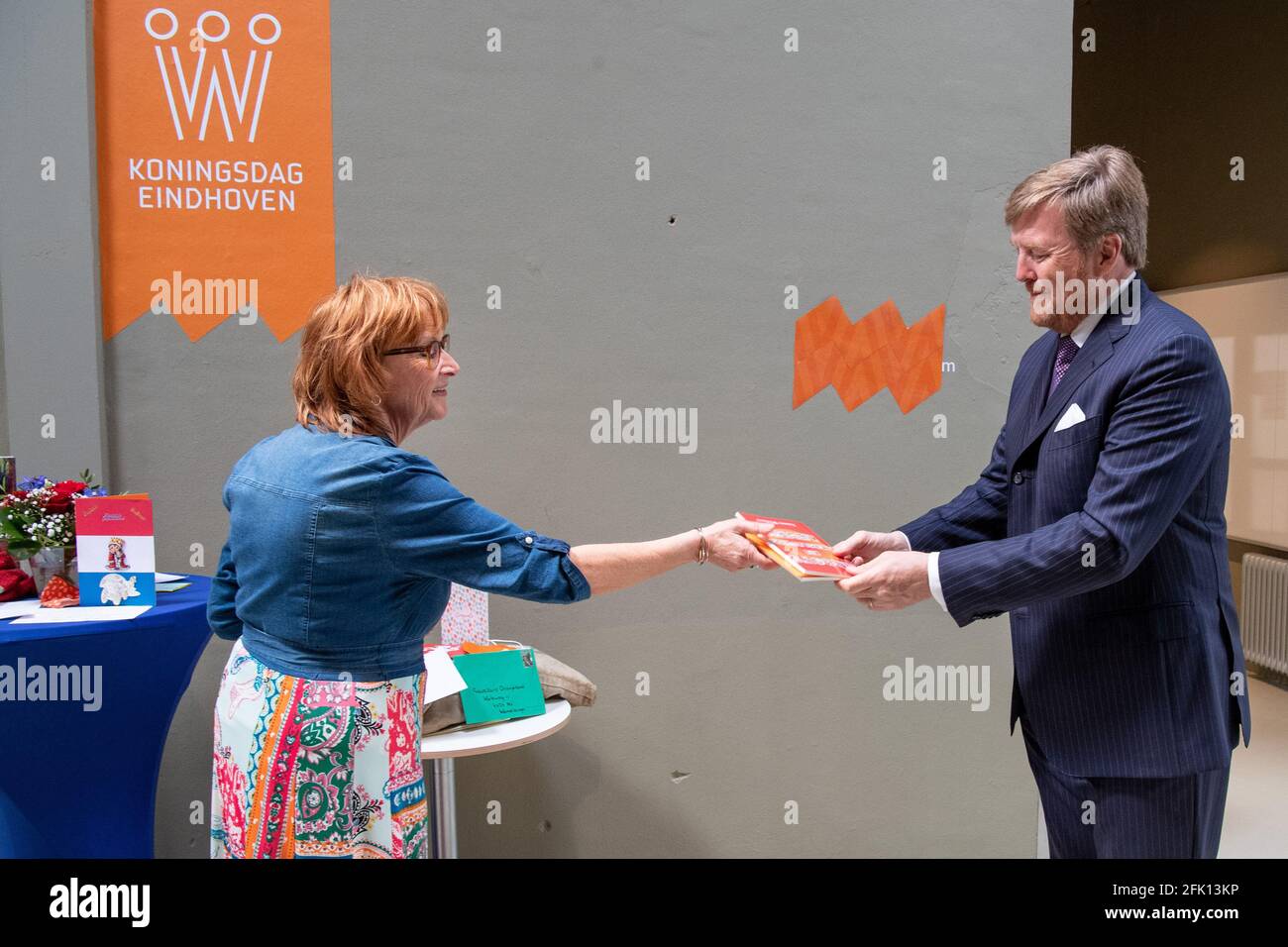 König Willem-Alexander von den Niederlanden auf dem High Tech Campus in Eindhoven, am 27. April 2021, bringt National Toast auf den 54. Geburtstag seiner Majestät und auf die Gesundheit aller, nachdem er Koningsdag (Königstag) gefeiert hat, Sie nehmen an einer speziellen Online- und TV-Sendung Teil, in der sich Brainport Eindhoven anhand des Themas Making KnowledgePhoto: Albert Nieboer / Netherlands OUT / Point De Vue OUT präsentiert Stockfoto König Willem-Alexander von den Niederlanden auf dem High Tech Campus in Eindhoven, am 27. April 2021, bringt National Toast auf den 54. Geburtstag seiner Majestät und auf die Gesundheit aller, nachdem er Koningsdag (Königstag) gefeiert hat, Sie nehmen an einer speziellen Online- und TV-Sendung Teil, in der sich Brainport Eindhoven anhand des Themas Making KnowledgePhoto: Albert Nieboer / Netherlands OUT / Point De Vue OUT präsentiert Stockfoto