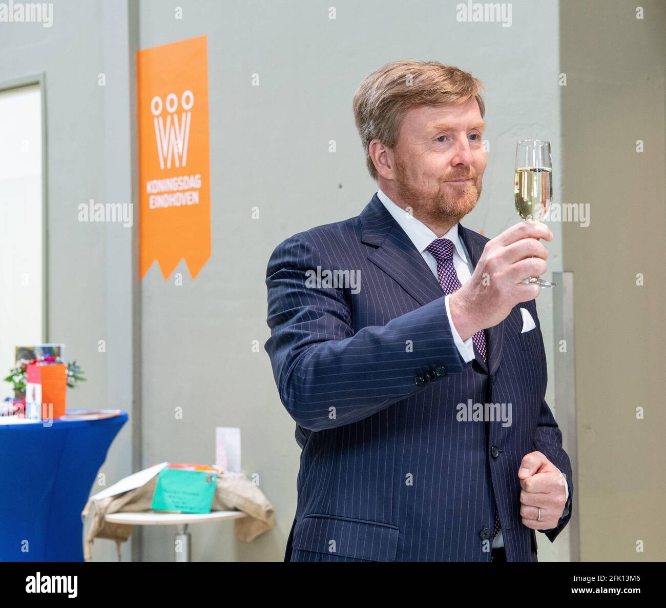 König Willem-Alexander von den Niederlanden auf dem High Tech Campus in Eindhoven, am 27. April 2021, bringt National Toast auf den 54. Geburtstag seiner Majestät und auf die Gesundheit aller, nachdem er Koningsdag (Königstag) gefeiert hat, Sie nehmen an einer speziellen Online- und TV-Sendung Teil, in der sich Brainport Eindhoven anhand des Themas Making KnowledgePhoto: Albert Nieboer / Netherlands OUT / Point De Vue OUT präsentiert Stockfoto König Willem-Alexander von den Niederlanden auf dem High Tech Campus in Eindhoven, am 27. April 2021, bringt National Toast auf den 54. Geburtstag seiner Majestät und auf die Gesundheit aller, nachdem er Koningsdag (Königstag) gefeiert hat, Sie nehmen an einer speziellen Online- und TV-Sendung Teil, in der sich Brainport Eindhoven anhand des Themas Making KnowledgePhoto: Albert Nieboer / Netherlands OUT / Point De Vue OUT präsentiert Stockfoto
