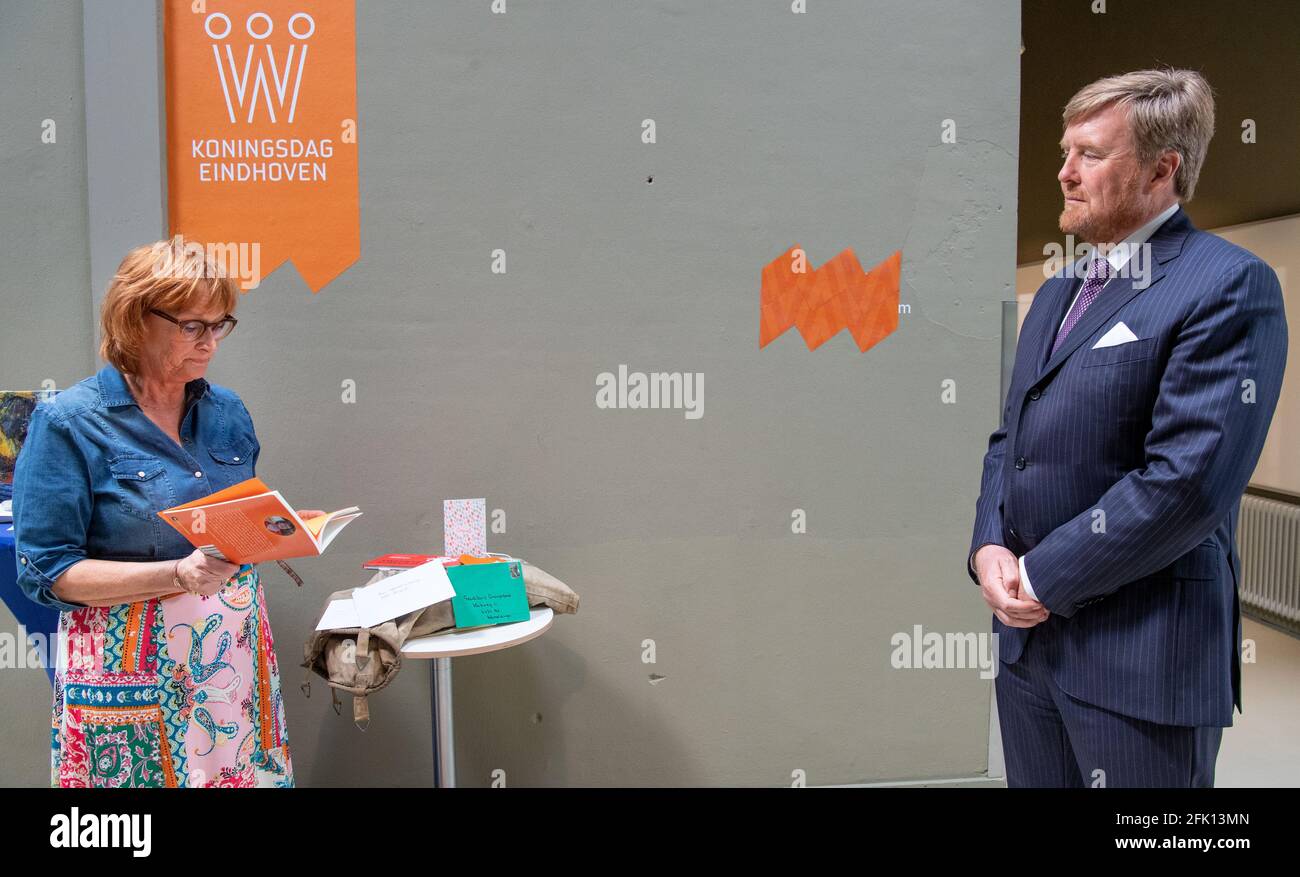 König Willem-Alexander von den Niederlanden auf dem High Tech Campus in Eindhoven, am 27. April 2021, bringt National Toast auf den 54. Geburtstag seiner Majestät und auf die Gesundheit aller, nachdem er Koningsdag (Königstag) gefeiert hat, Sie nehmen an einer speziellen Online- und TV-Sendung Teil, in der sich Brainport Eindhoven anhand des Themas Making KnowledgePhoto: Albert Nieboer / Netherlands OUT / Point De Vue OUT präsentiert Stockfoto König Willem-Alexander von den Niederlanden auf dem High Tech Campus in Eindhoven, am 27. April 2021, bringt National Toast auf den 54. Geburtstag seiner Majestät und auf die Gesundheit aller, nachdem er Koningsdag (Königstag) gefeiert hat, Sie nehmen an einer speziellen Online- und TV-Sendung Teil, in der sich Brainport Eindhoven anhand des Themas Making KnowledgePhoto: Albert Nieboer / Netherlands OUT / Point De Vue OUT präsentiert Stockfoto