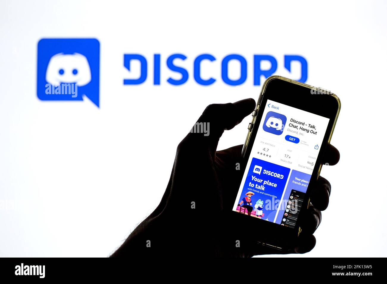 Barcelona, Katalonien, Spanien. April 2021. In dieser Abbildung wird eine Discord-App im App Store auf einem Smartphone-Bildschirm mit einem Discord-Logo im Hintergrund angezeigt. Quelle: Thiago Prudencio/DAX/ZUMA Wire/Alamy Live News Stockfoto