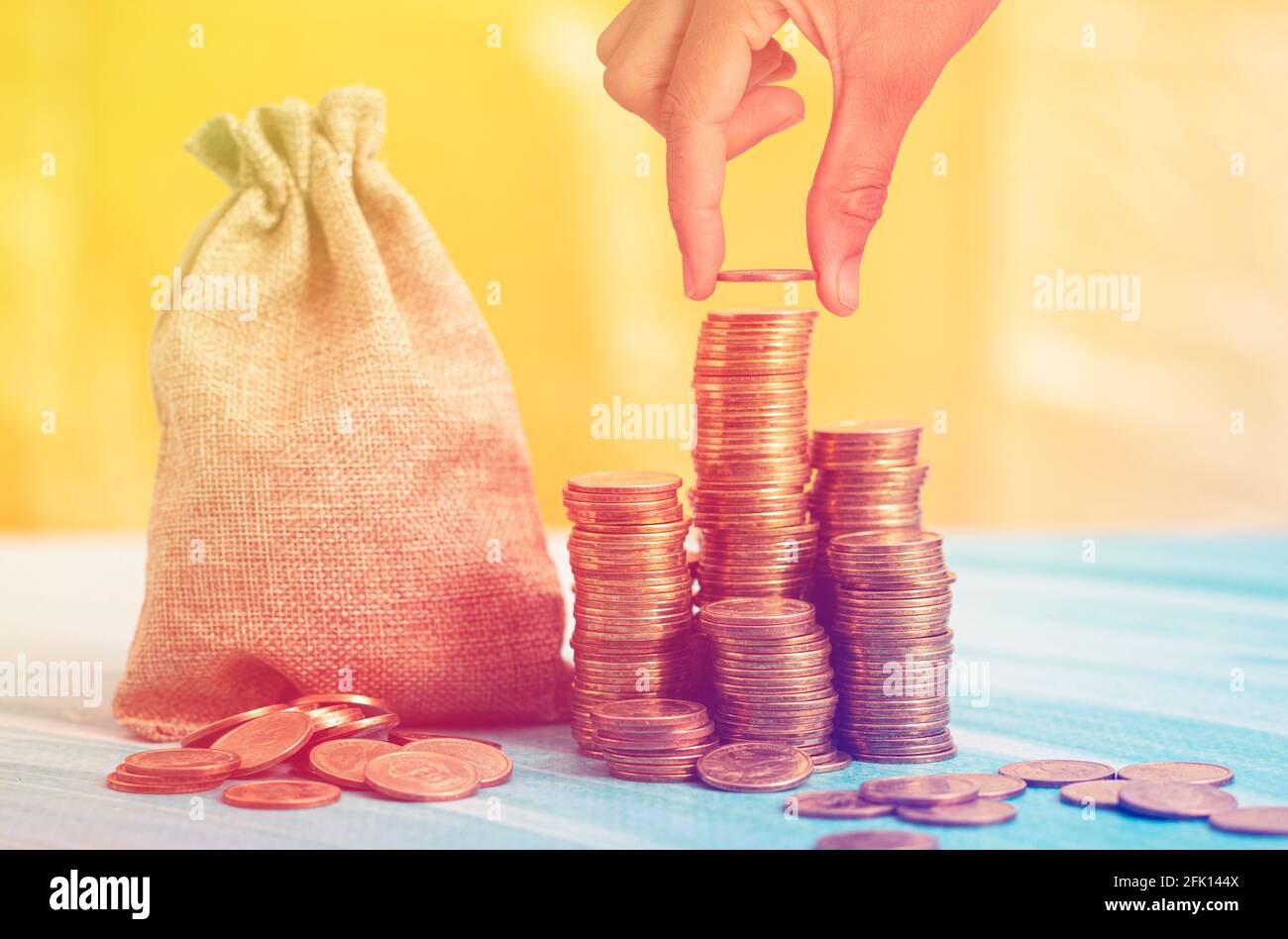 Geld sparen mehr durch Frauen Hand Stockfoto